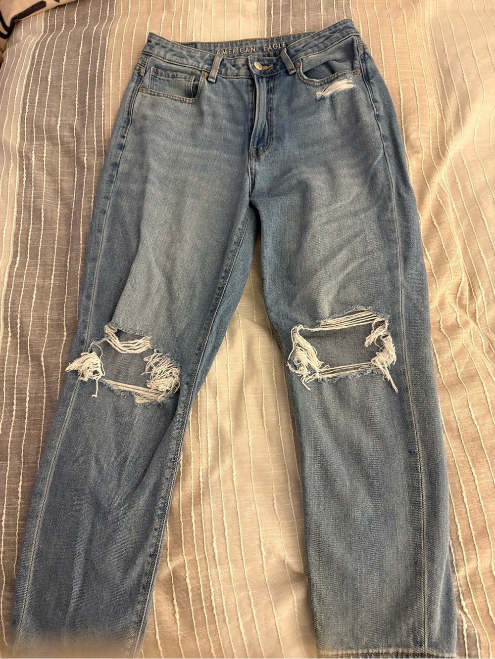 American Eagle Outfitters Light Blue Distressed High-Rise Mom Jeans Sz 6 short